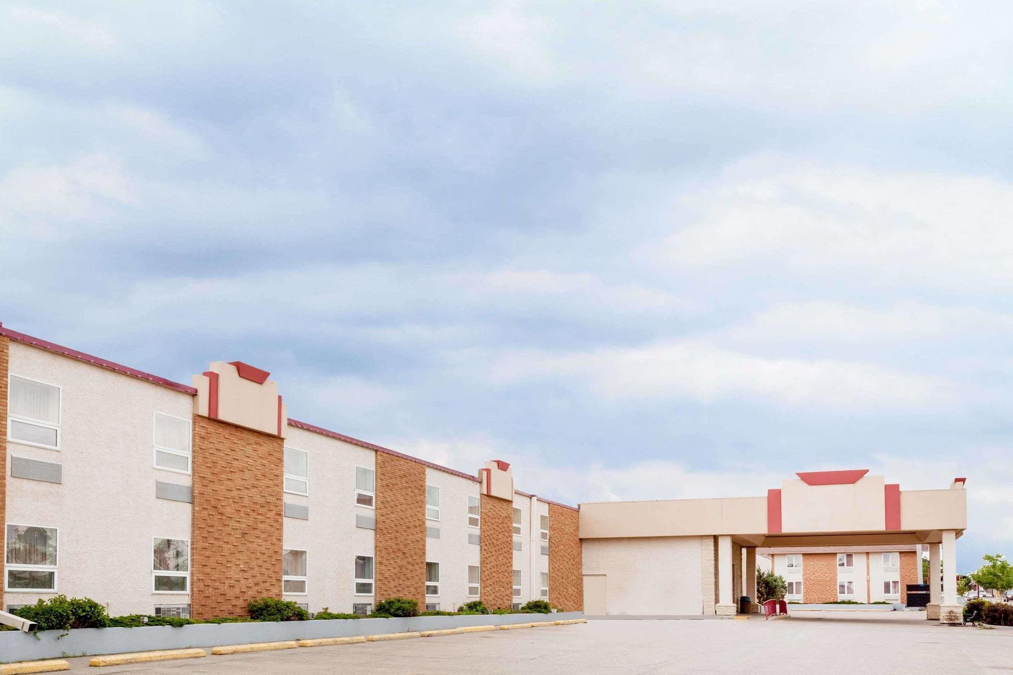 Ramada By Wyndham Yorkton Exterior foto